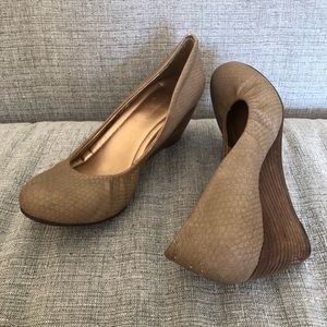 Beige snake print wedges
